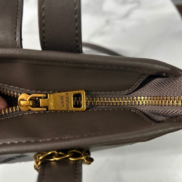 Steve Madden Satchel Bucket Bag Purse Brown Embossed Logo Chain Accent‎ - Picture 9 of 16